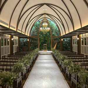 挙式場も自然感のあるデザイン。バロック調の建築で落ち着きがある会場でした。