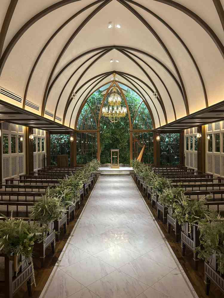 挙式場も自然感のあるデザイン。バロック調の建築で落ち着きがある会場でした。