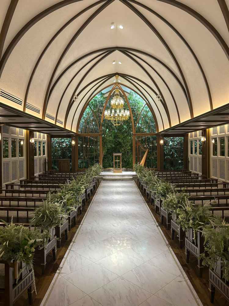 挙式場も自然感のあるデザイン。バロック調の建築で落ち着きがある会場でした。