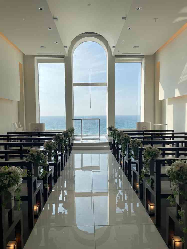 グレージュ内のチャペルです。海が見えて素敵だなと感じました。