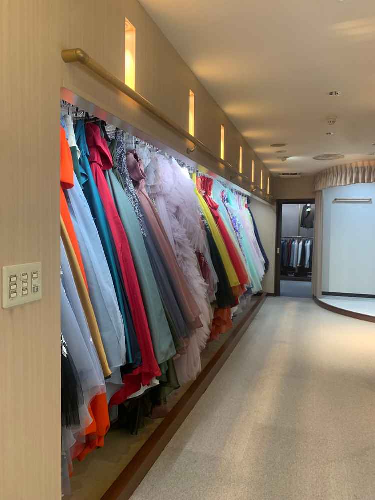 館内のドレスショップもご案内いただき、いろんな種類のドレスがありました。