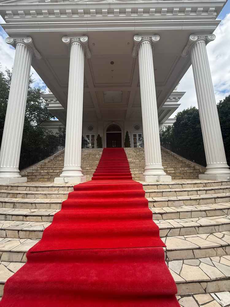 式場の大階段です。赤のカーペットが印象的で、とても大きく迫力がありました。