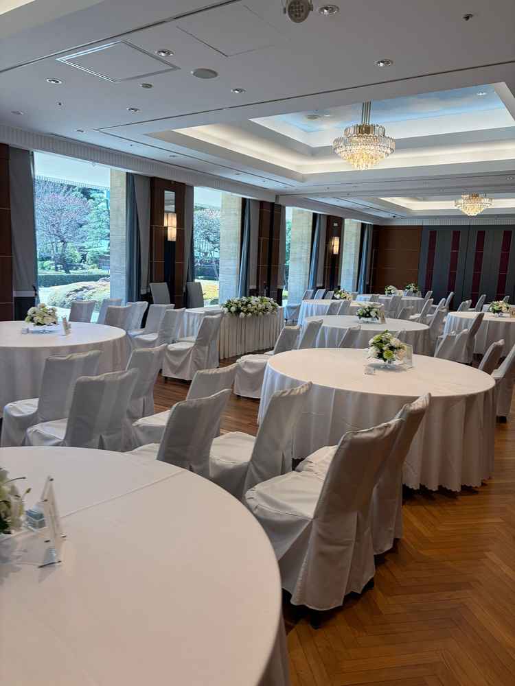 1階の披露宴会場。日本庭園の景色が最も綺麗に見える部屋だと感じました。