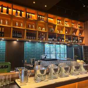 入ってすぐのバーカウンター。ここに写真などを並べることが多いらしい。