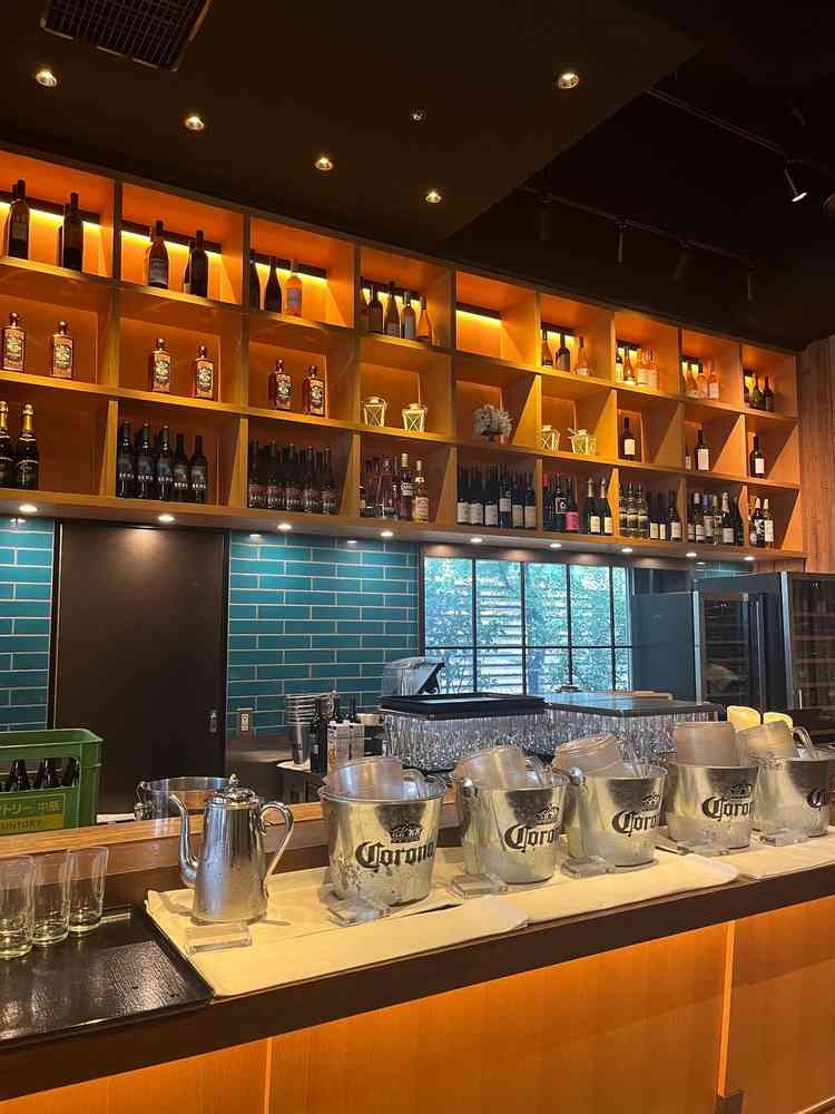 入ってすぐのバーカウンター。ここに写真などを並べることが多いらしい。