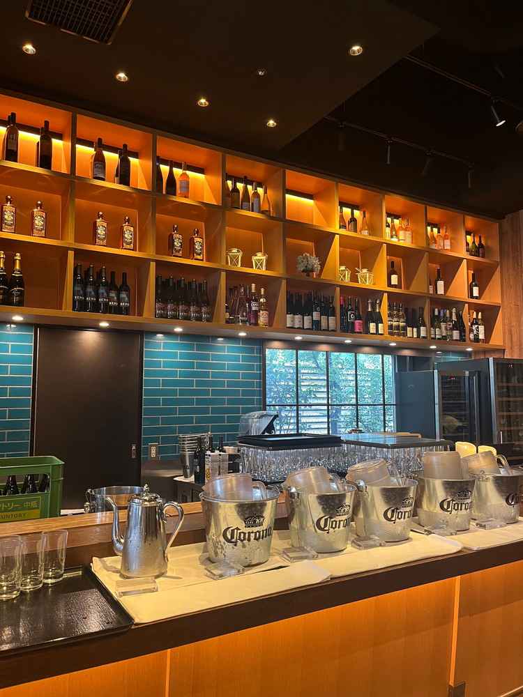 入ってすぐのバーカウンター。ここに写真などを並べることが多いらしい。