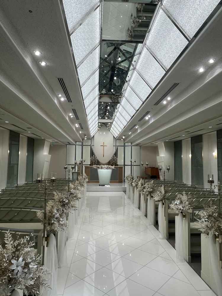 白を基調としていて、結婚式らしいが溢れているチャペルでした。照明による演出も素敵でした。