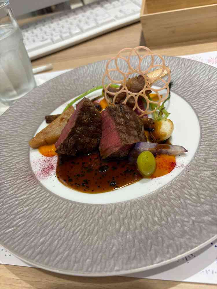 見た目も綺麗でとっても美味しかったです。デザートも可愛くて他のお料理も期待できそうだなと思いました。