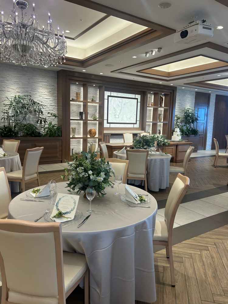 披露宴会場1つめ→エントランスと同様ウッド調で落ち着く空間です。結婚式だと珍しい雰囲気で素敵でした。