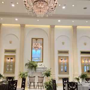 白色を基調としていて花の色や装飾に左右されにくそうで良かった