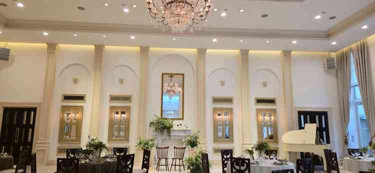 白色を基調としていて花の色や装飾に左右されにくそうで良かった