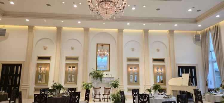 白色を基調としていて花の色や装飾に左右されにくそうで良かった