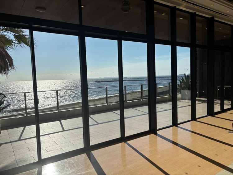 披露宴会場のテラスです。広々としているので、ここでデザートビュッフェやイベントをおこなえるそうです。