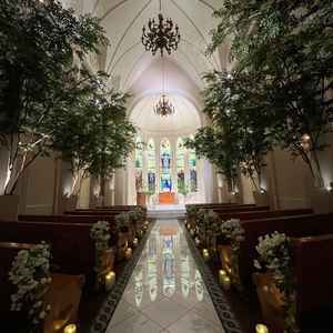 チャペルはステンドグラスが綺麗なのは餅論、自然と一体化した独特の雰囲気でした。