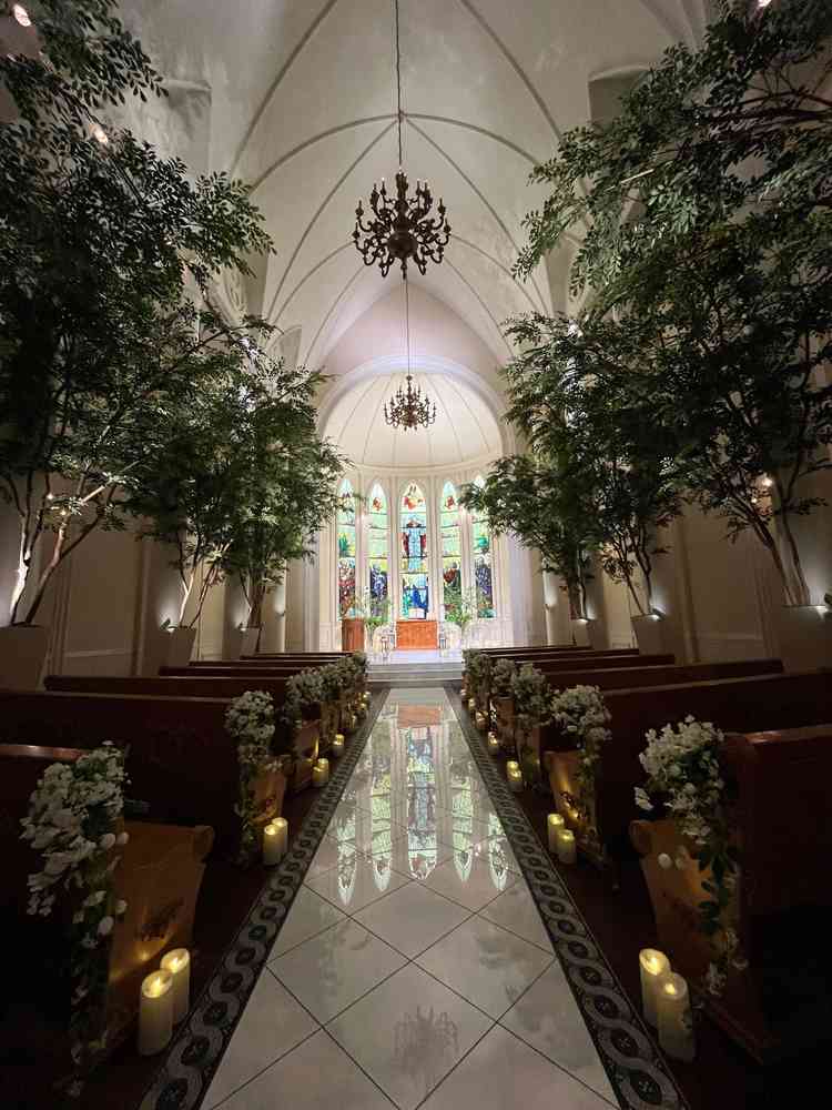 チャペルはステンドグラスが綺麗なのは餅論、自然と一体化した独特の雰囲気でした。