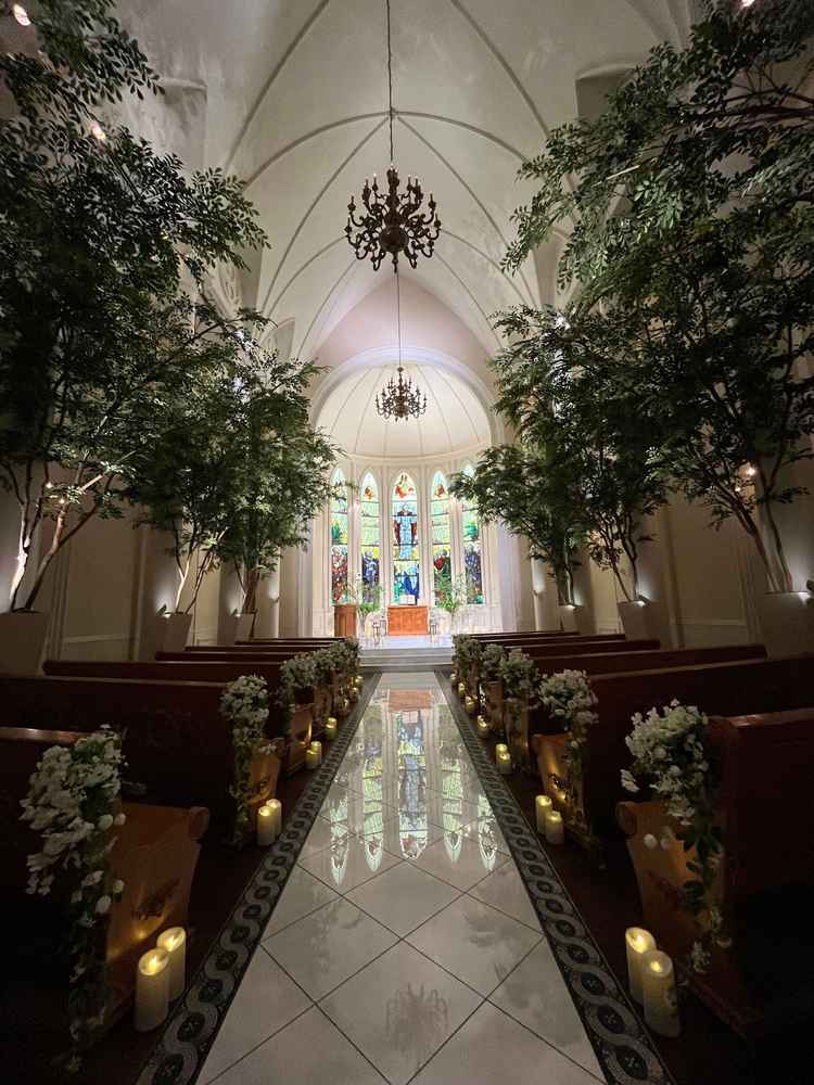 チャペルはステンドグラスが綺麗なのは餅論、自然と一体化した独特の雰囲気でした。