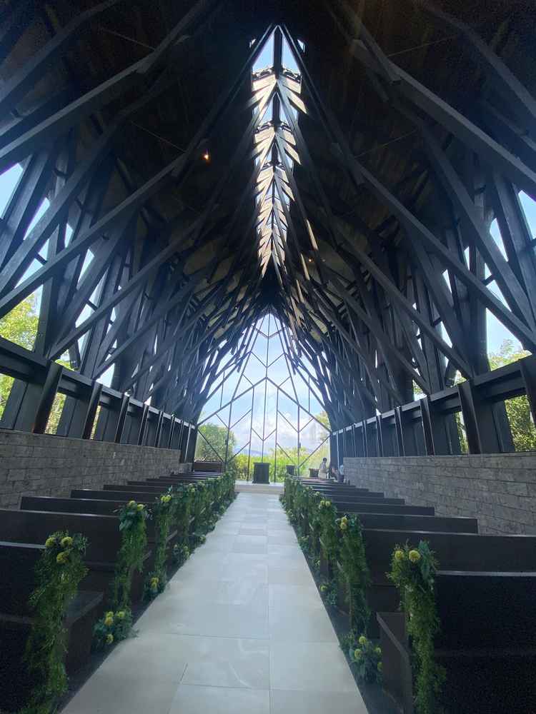 森のチャペルは入った瞬間に木の香りでいっぱいの空間で、すごく落ち着きました。