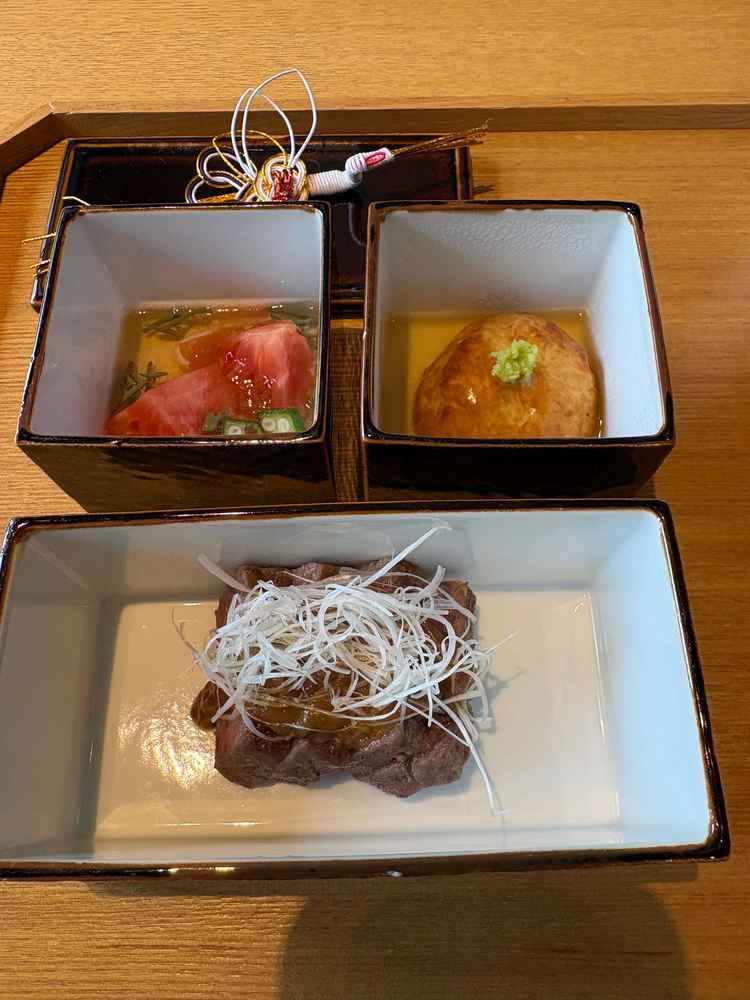 試食の料理です。肉料理に使われている特製味噌は購入もできます。