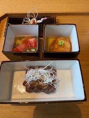 試食の料理です。肉料理に使われている特製味噌は購入もできます。