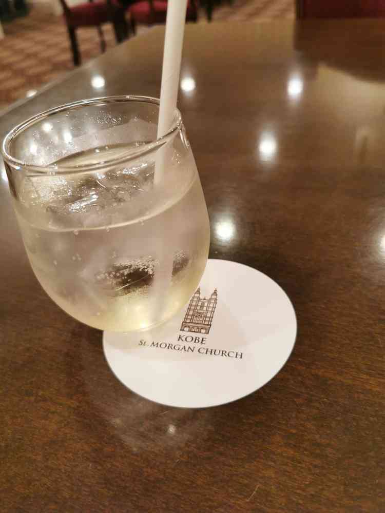 早めに着いたにもかかわらず、すぐに案内いただき地下にある一室へ。ウェルカムドリンクをいただいました。