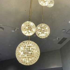 ひとつひとつが菊紋の照明