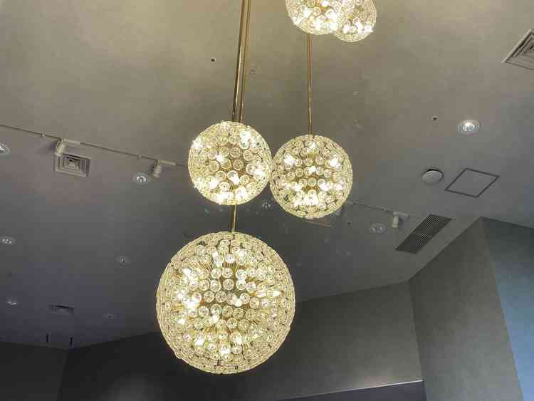 ひとつひとつが菊紋の照明