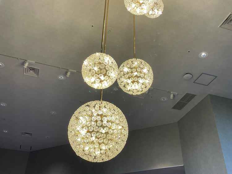 ひとつひとつが菊紋の照明