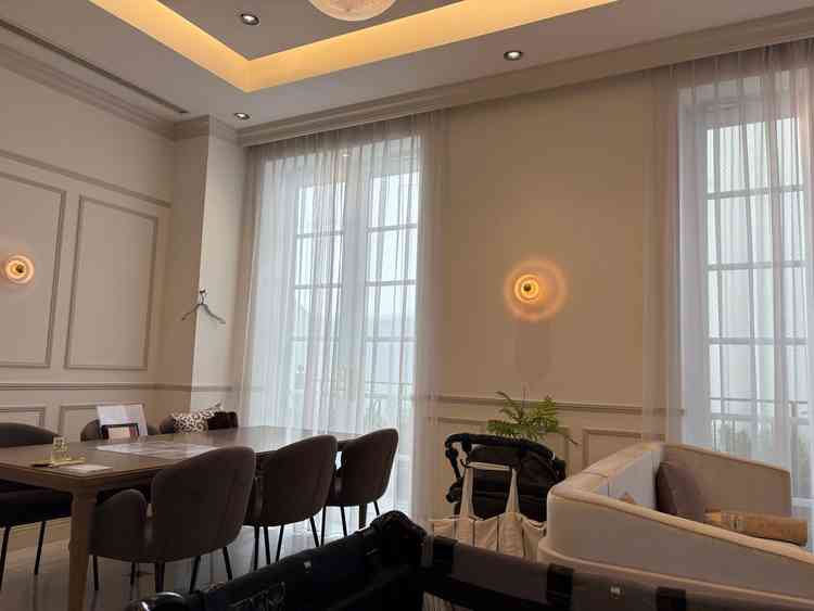 打合せ兼控室。清潔感があって使いやすい印象