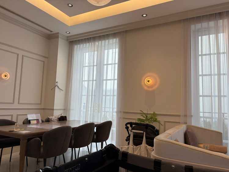 打合せ兼控室。清潔感があって使いやすい印象