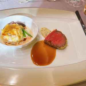 お肉のソースは初代料理長が考案したものを引き継いでいるそうです。とても美味しかったです。