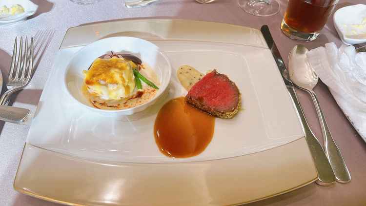 お肉のソースは初代料理長が考案したものを引き継いでいるそうです。とても美味しかったです。