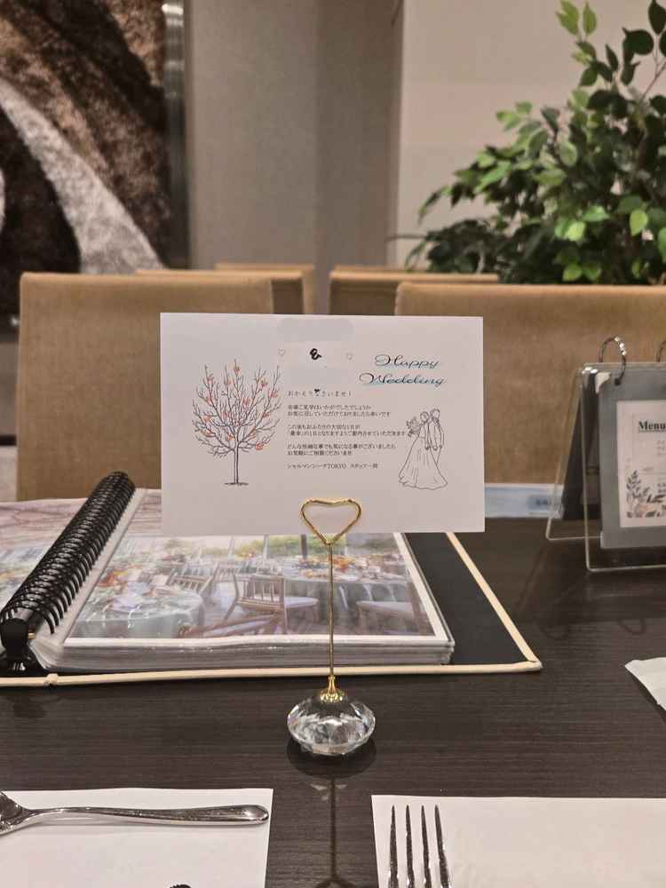 試食は相談テーブルで。2人のための紙を用意してくれました。