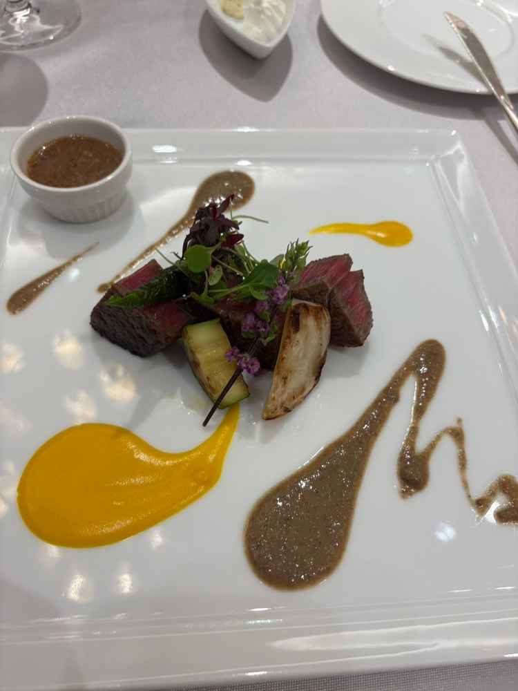 メインの肉料理になります。口で溶けて美味しかったです。