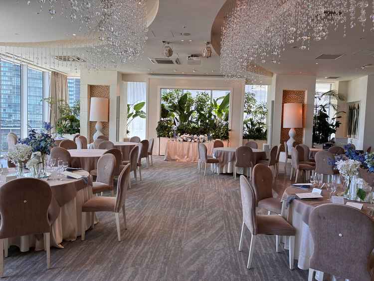 自然光もしっかり入って来て明るい。会場の広さも申し分ない