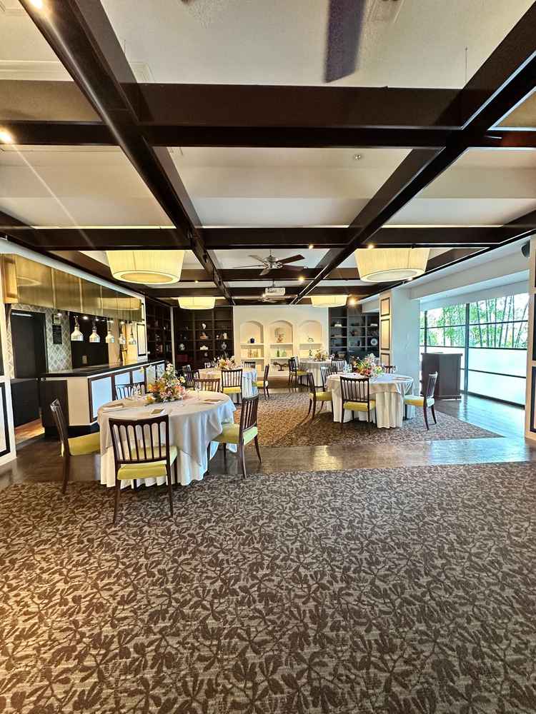 当式場の披露宴会場です。オープンキッチンがありました。落ち着いた雰囲気でした。