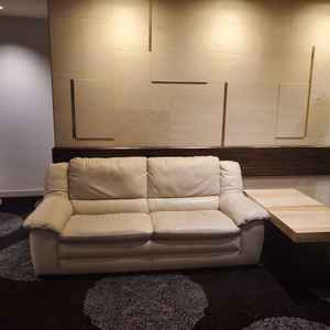 控え室も1フロア貸し切りのような広さとソファーのシンプルさがとても良かったです。