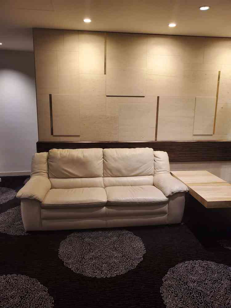 控え室も1フロア貸し切りのような広さとソファーのシンプルさがとても良かったです。