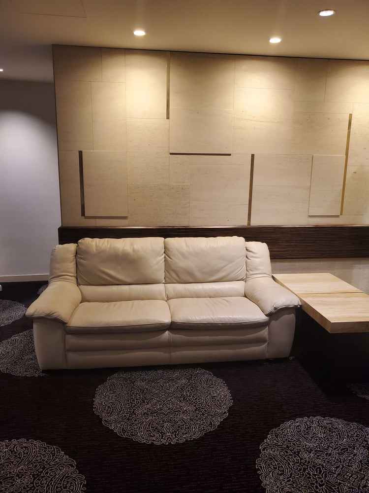 控え室も1フロア貸し切りのような広さとソファーのシンプルさがとても良かったです。