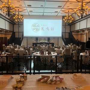 披露宴会場。後ろから。高砂やモニターなどとても見やすく、階段も素敵