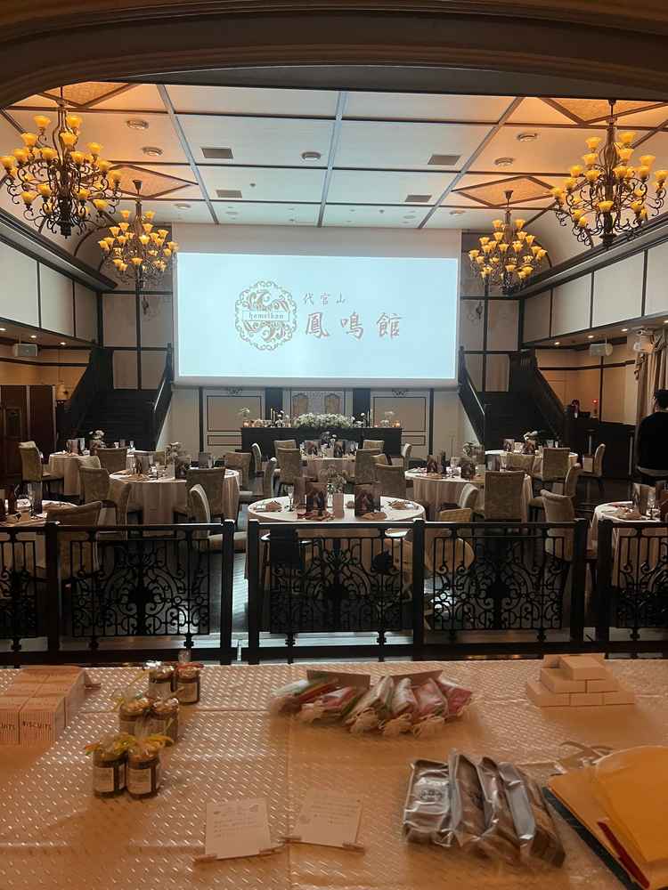 披露宴会場。後ろから。高砂やモニターなどとても見やすく、階段も素敵