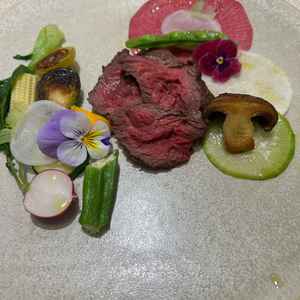 コース料理の一部を試食させていただきました。お肉も野菜も美味しかったです。