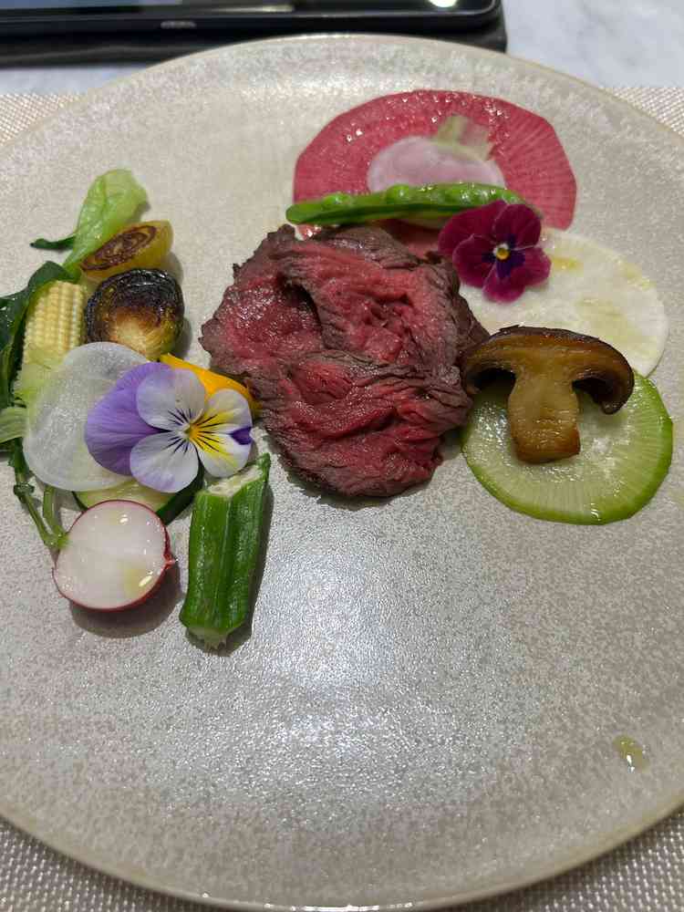 コース料理の一部を試食させていただきました。お肉も野菜も美味しかったです。