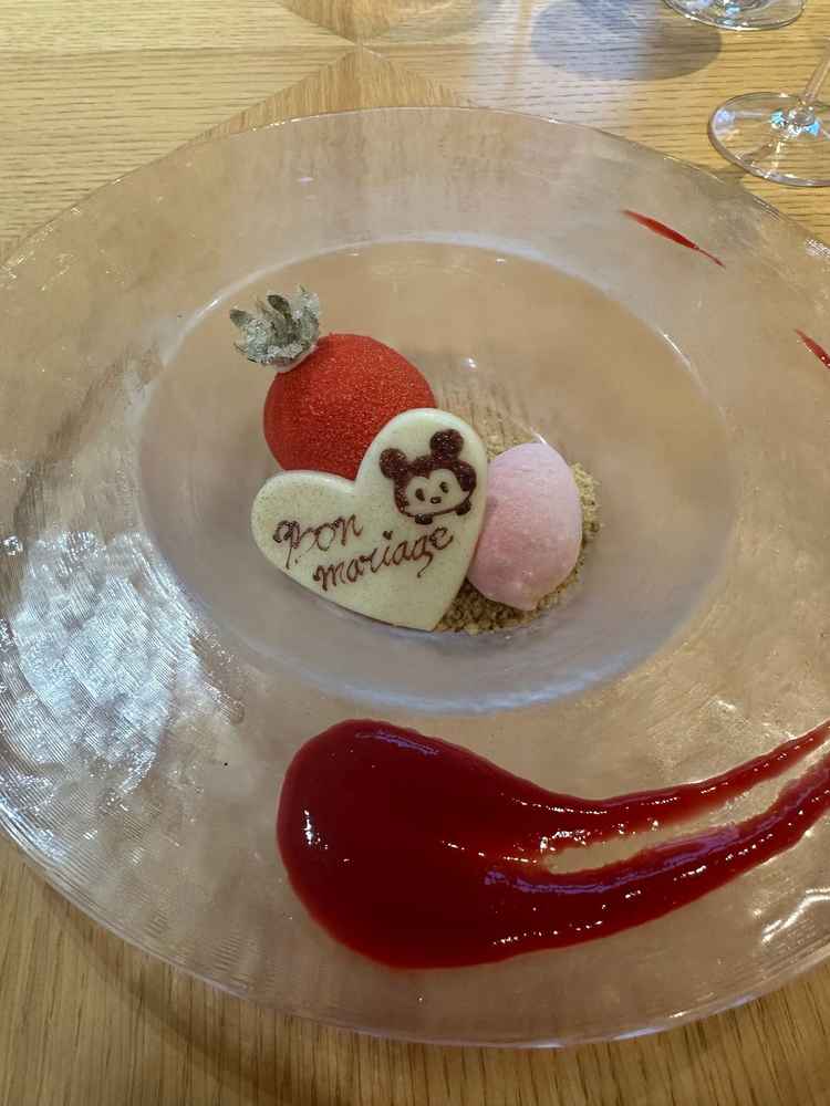 デザートは、ディズニー好きを伝えたところ、ミッキーを描いてただき、可愛くてとても嬉しかったです。