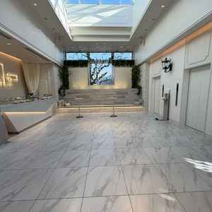 ゲストを最初に迎える空間として温かみがあり、装飾の自由度も高い印象でした。