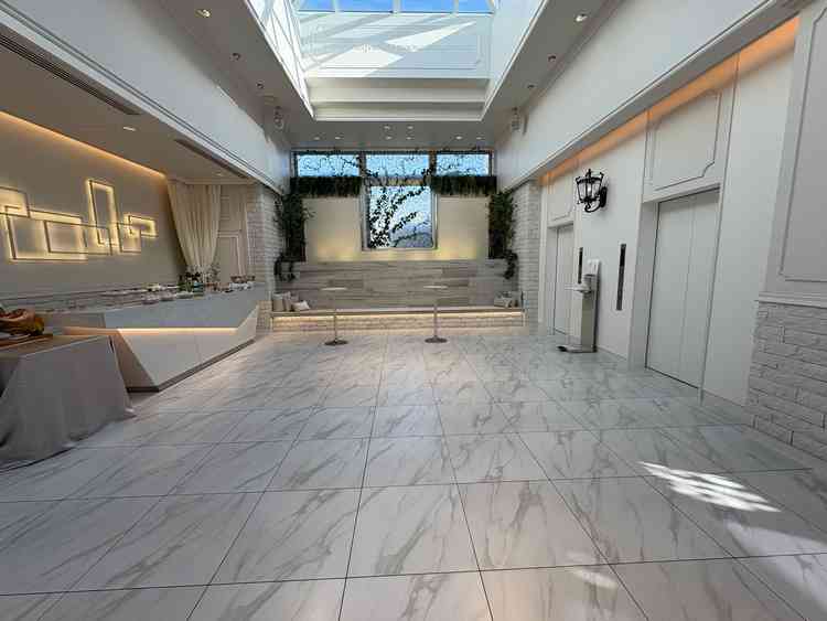 ゲストを最初に迎える空間として温かみがあり、装飾の自由度も高い印象でした。