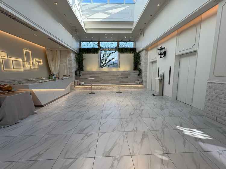 ゲストを最初に迎える空間として温かみがあり、装飾の自由度も高い印象でした。