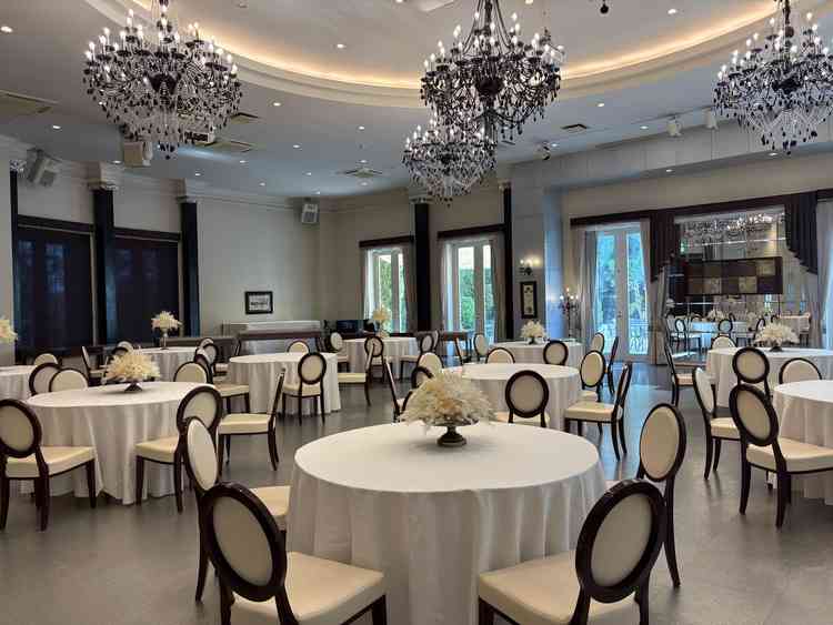 黒いシャンデリアなど、スタイリッシュな色合いの披露宴会場。