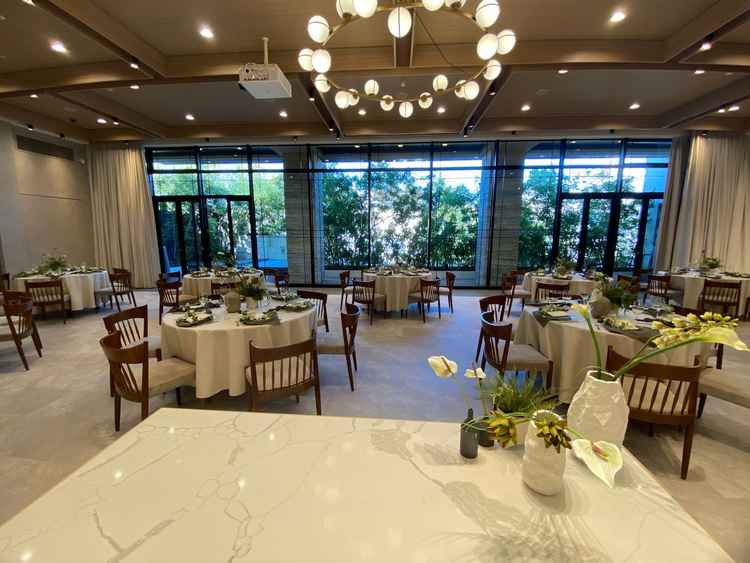 披露宴会場は一面窓で水が流れたりと都会ながらも自然たっぷりでとても良い雰囲気だった