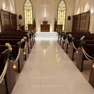 カサブランカとバラが上品でした。また、参列者が座るベンチはヨーロッパから取り寄せているそうです。