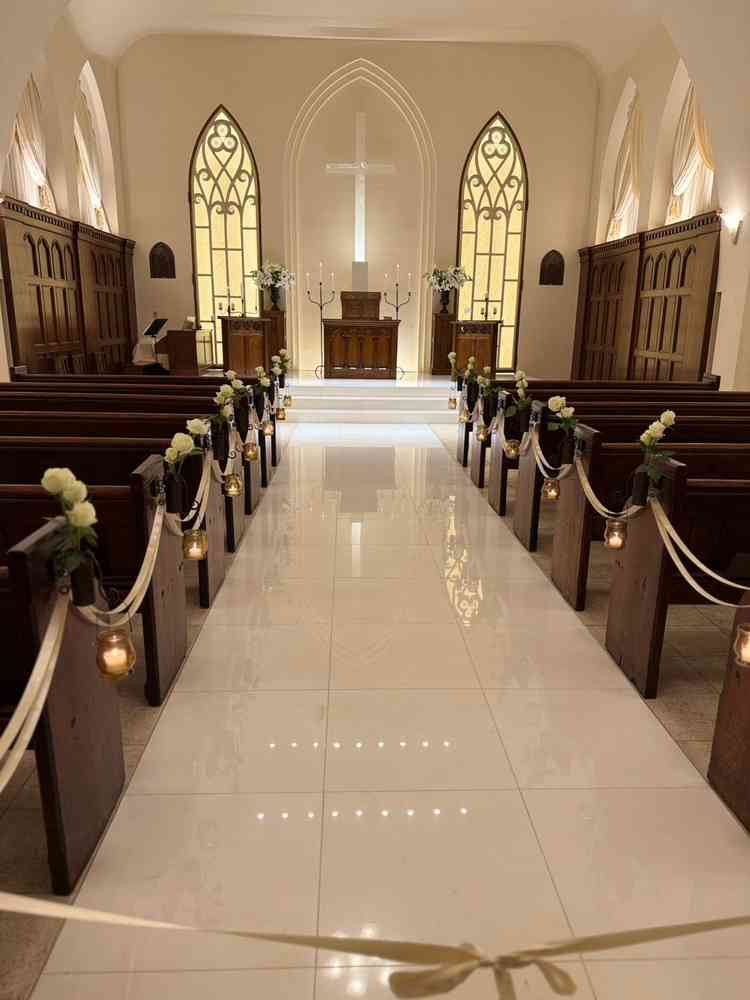 カサブランカとバラが上品でした。また、参列者が座るベンチはヨーロッパから取り寄せているそうです。